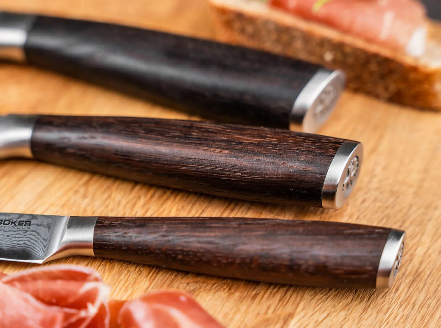meisterklinge_damast_sant_2-1.webp Böker Manufaktur Solingen Meisterklinge Damast Santoku
